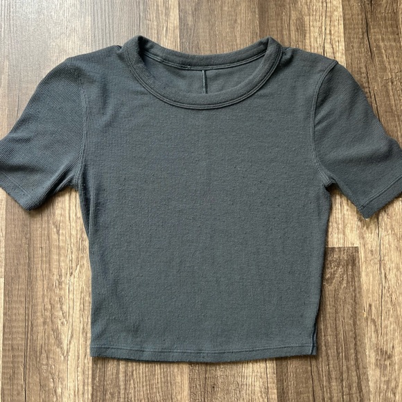 lululemon athletica Tops - Lululemon Hold Tight Crop shirt short sleeve size women’s 2 Grey